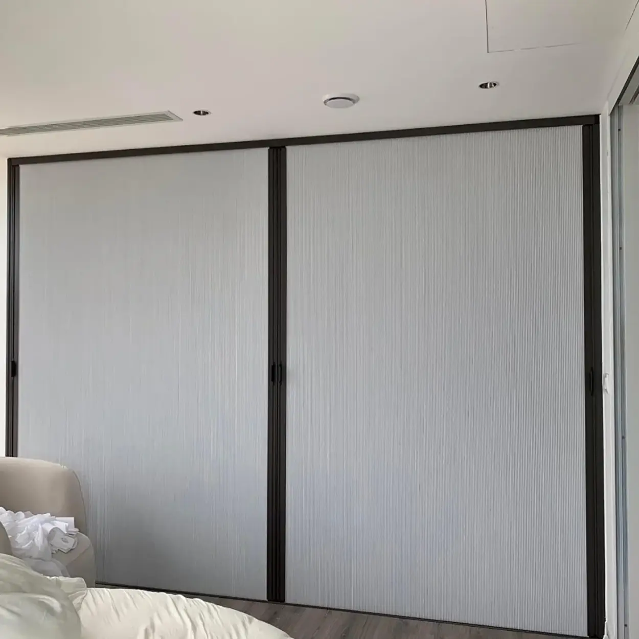 Bozcaada bebek odası — honeycomb blackout, deliksiz montaj, tam karartma